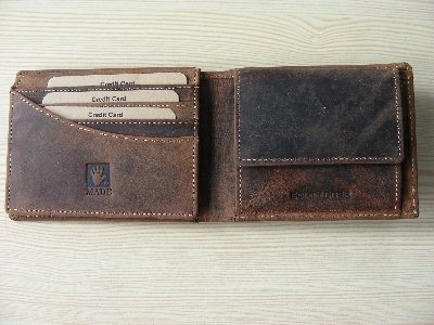 Geldbörse aus unverwüstlichem Antikleder mit Hirschprägung in Quer- und Hochformat