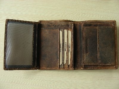 Geldbörse aus unverwüstlichem Antikleder mit Hirschprägung in Quer- und Hochformat